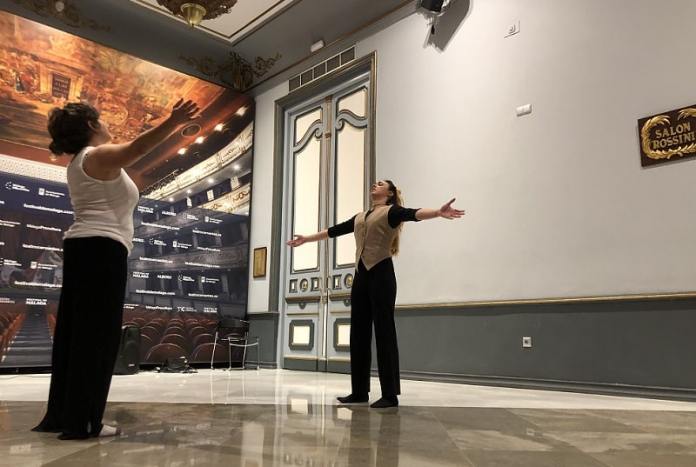 Un momento del casting de 'Beauty and violence, con las intérpretes Cynthia García y Tania Sánchez en acción